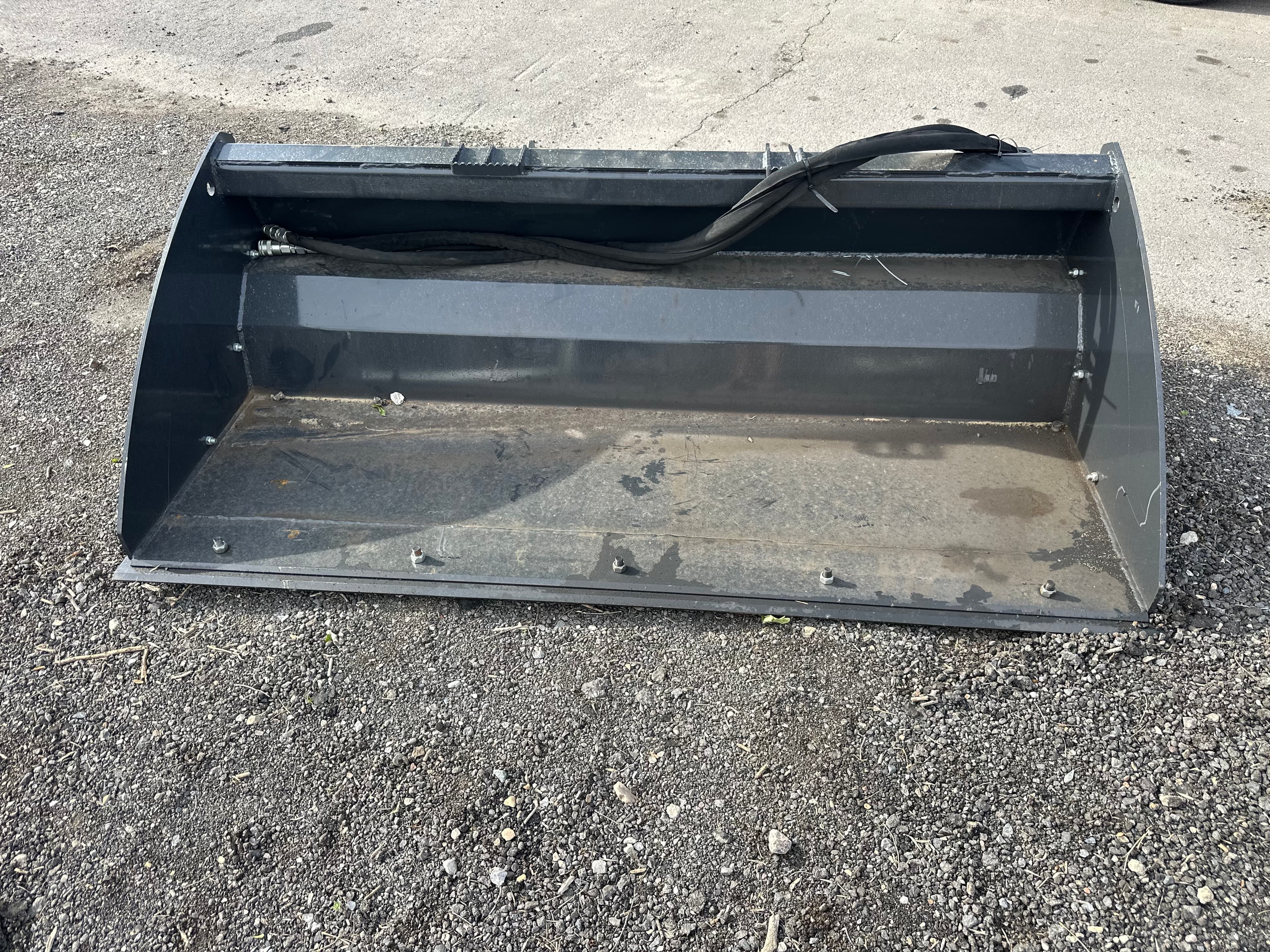 Skid Steer Smooth Bucket — Hydraulic Tilt
